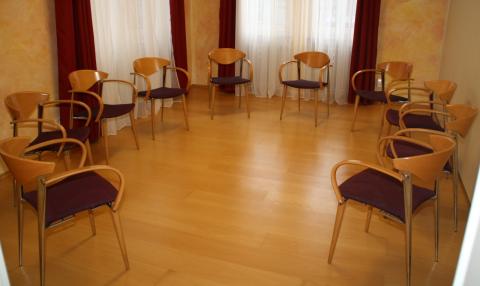 Stuhlkreis in einem Einzelraum